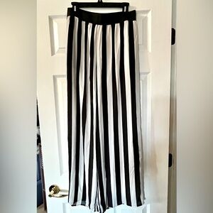 Large - Level 8, wide leg casual pants in very good condition.